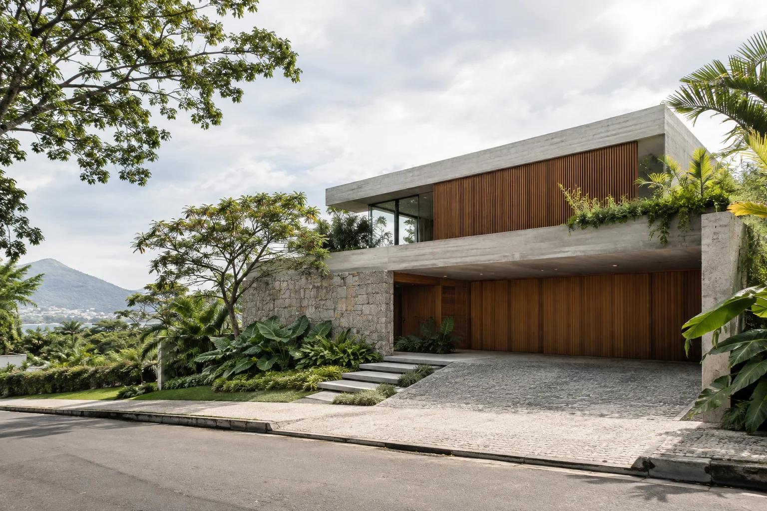 Casa de concreto e madeira aberta para o jardim tropical